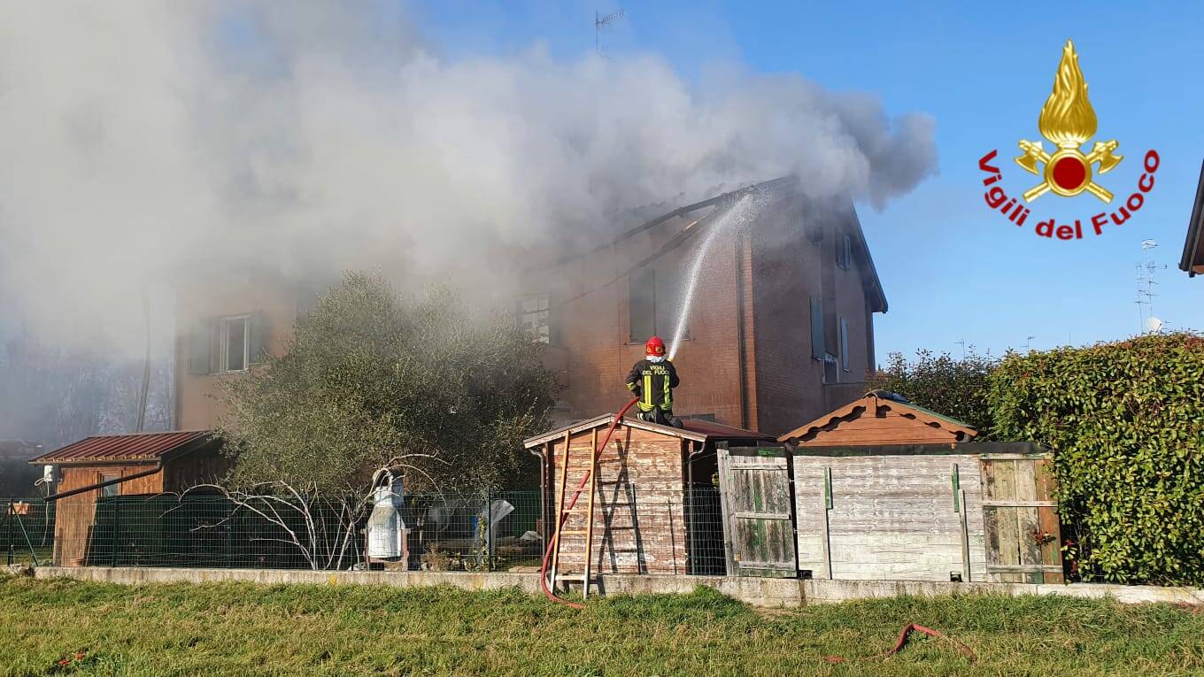 Bibbiano, tetto a fuoco: 4 appartamenti inagibili