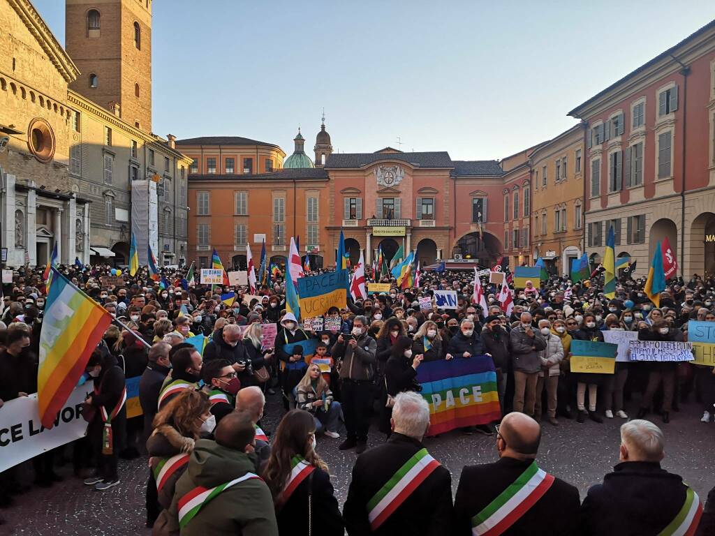 Piazza Prampolini, in 3mila per dire “no” alla guerra