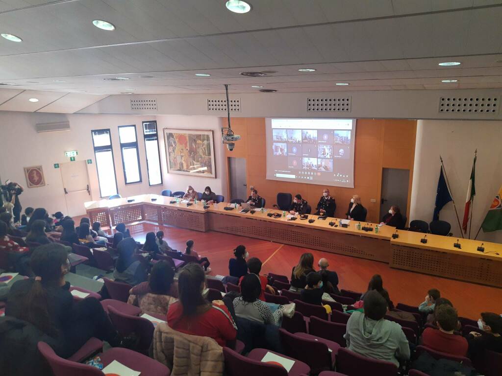 I carabinieri salgono in cattedra: lezione di legalità per gli studenti