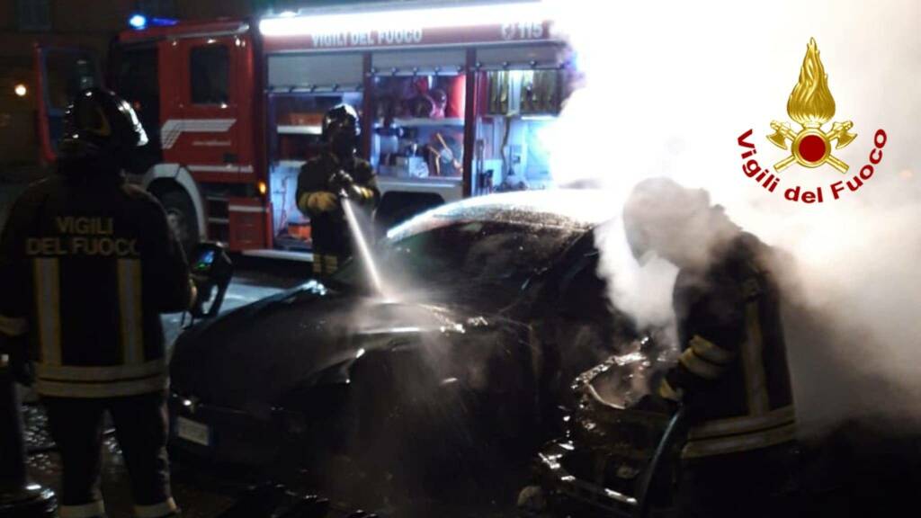 Cavriago, due auto a fuoco in piazza Zanti