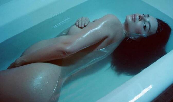 Emily Ratajkowski nuda col pancione nella vasca