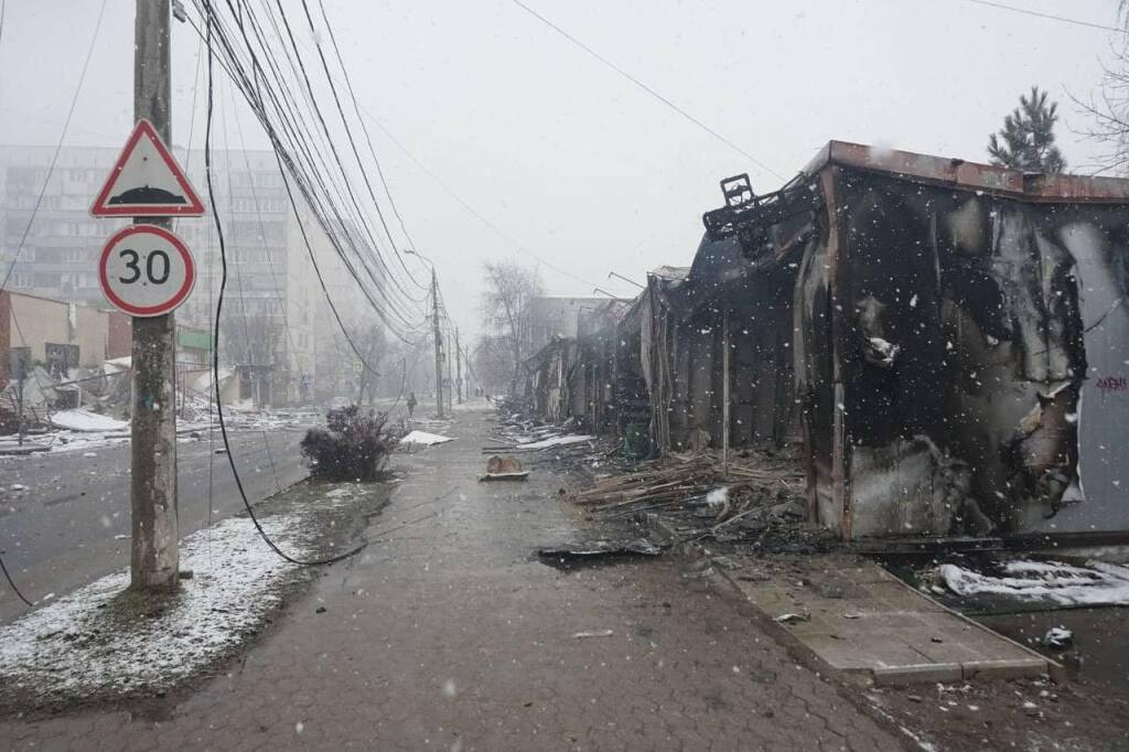 Ucraina, salta l’accordo per i corridoi umanitari a Mariupol: “Russi non fermano i bombardamenti”