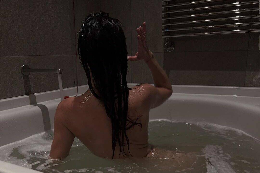 Cecilia Rodriguez nuda nella vasca da bagno
