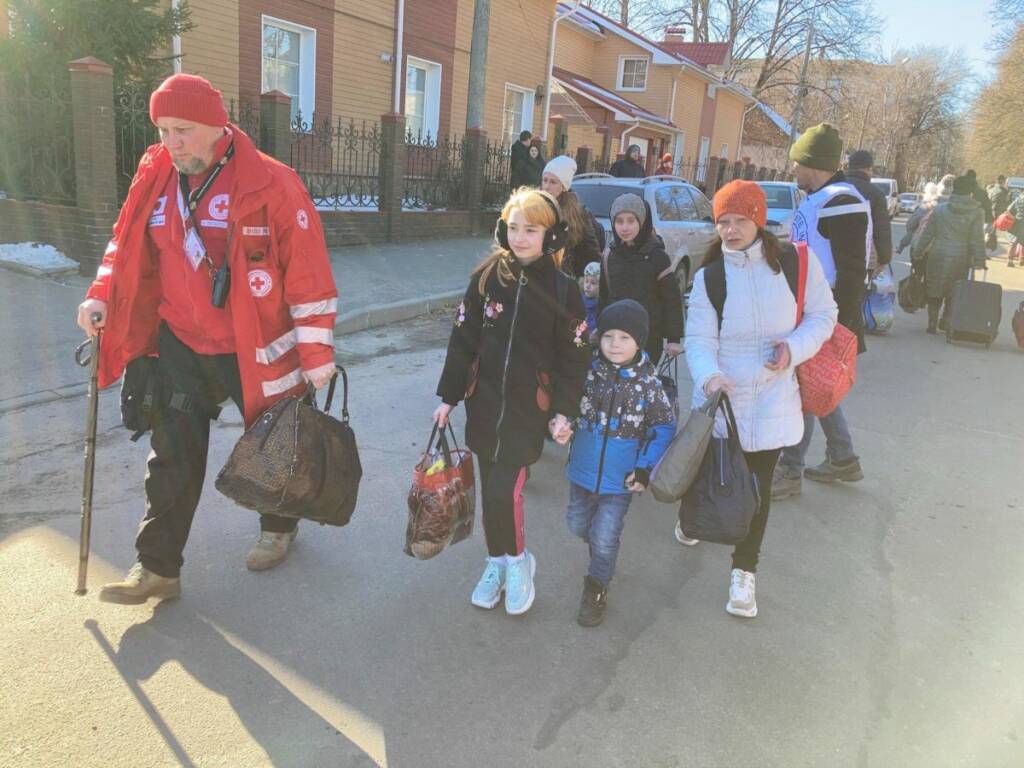 Ucraina, corridoi umanitari da Mariupol e Sumy: a Leopoli raid senza vittime