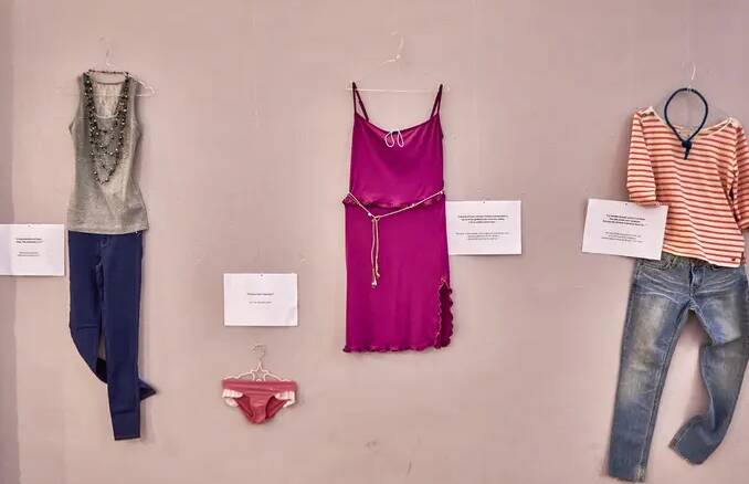 “Com’eri vestita?”, la mostra contro gli stereotipi che colpevolizzano le vittime di stupro