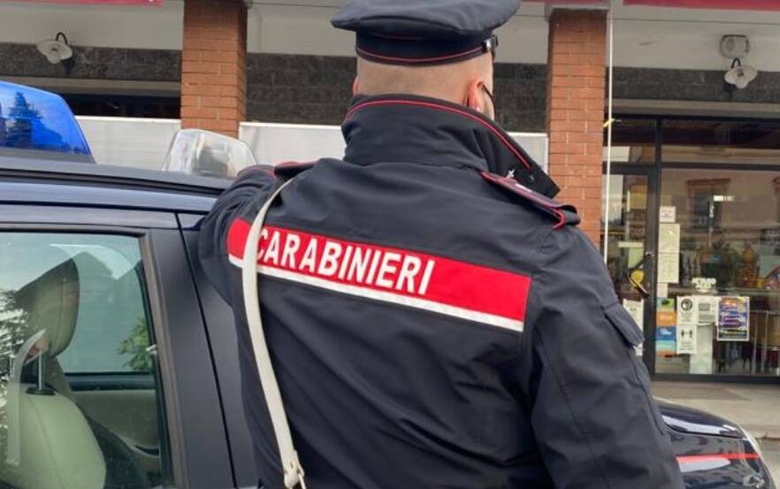 Ubriaco, si denuda: poi minaccia passanti e carabinieri