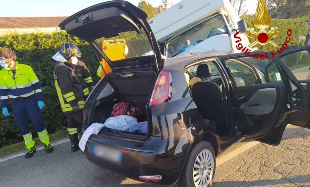 Luzzara, scontro fra auto e furgone: ferite due donne