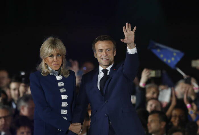 Il bis di Macron, rieletto all’Eliseo: “Risponderemo alla rabbia del Paese”