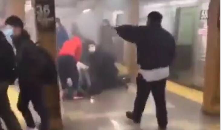 Spari nella metropolitana di New York: almeno 13 feriti