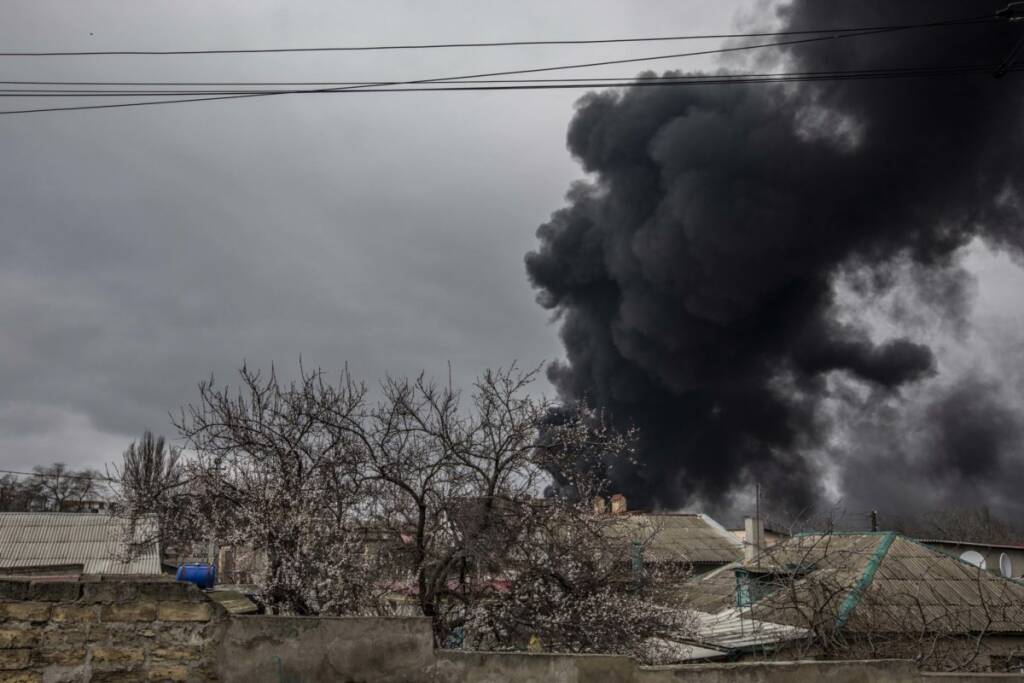 Missili su Kiev dopo l’affondamento dell’incrociatore russo: colpita una fabbrica di armi