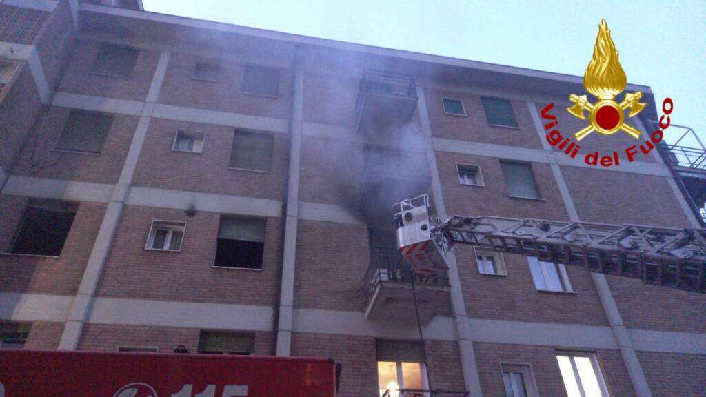 Rosta Nuova, incendio in un appartamento: in 5 all’ospedale