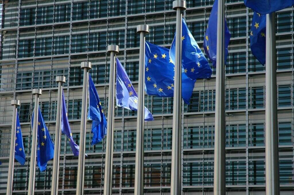 La Commissione europea dà l’ok alla Manovra: ma c’è un appunto su Pos e tetto al contante