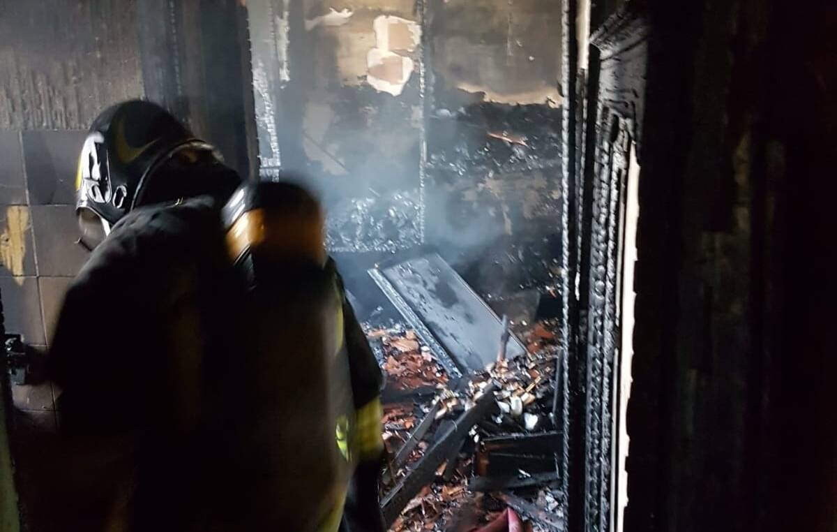 Appartamento distrutto dalle fiamme: una persona in ospedale