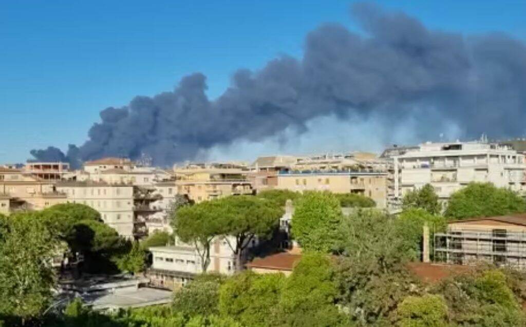 Nuovo incendio a Roma, in fiamme autodemolitore a Centocelle: nube nera sulla città