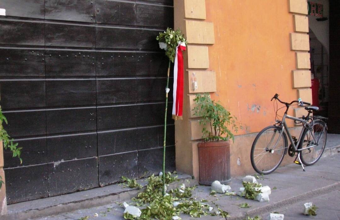 Vandali distruggono corona di fiori in memoria dei caduti polacchi