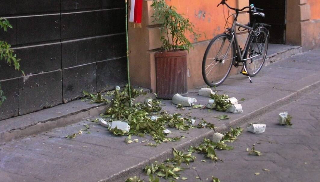 Vandali distruggono corona di fiori in memoria dei caduti polacchi