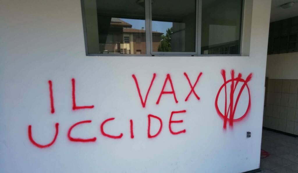 Vandali no vax in azione, colpita la sede dell’Ordine dei medici reggiani