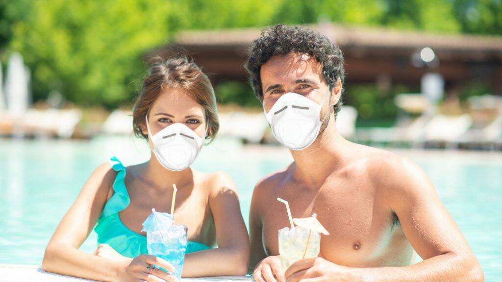 Vacanze a rischio con Omicron 5? L’esperto: “Usate sempre la mascherina, anche dai Maneskin”