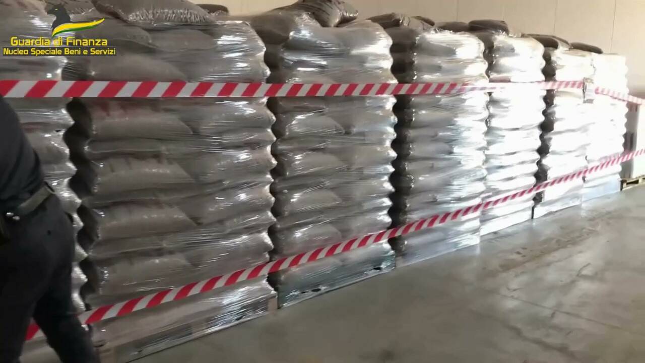 Guastalla, sequestrate 30 tonnellate di pellet contraffatto: due denunce