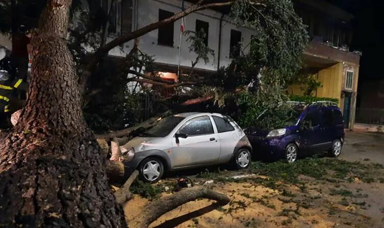 Toscana vento oltre i 100 km/h, due morti e numerosi feriti: cento persone evacuate tra Massa e Carrara