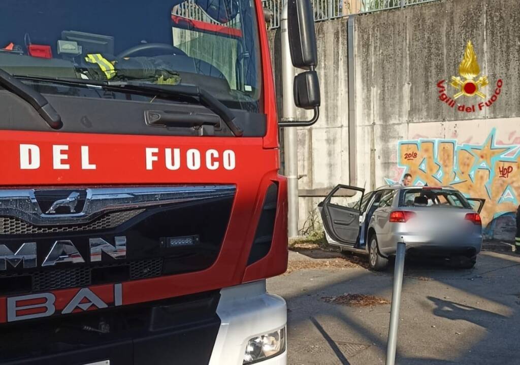 Viale Piacentini, auto si schianta contro muro: grave un 70enne