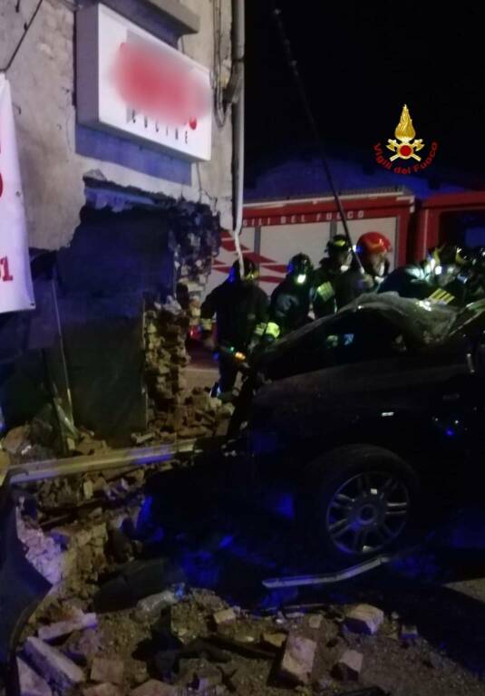 Cadè, auto distrugge edificio: muoiono una ragazza e tre bambini