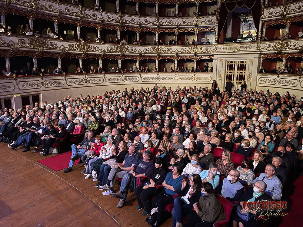 Teatro Valli stipato per il concerto di beneficenza dei Nomadi