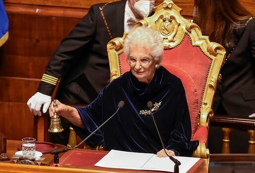 Al Senato applausi per Liliana Segre: “Vertigine assumere la presidenza nel centenario della marcia su Roma”