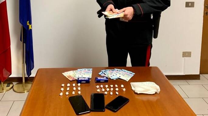Cocaina nella scatola di caramelle: due arresti