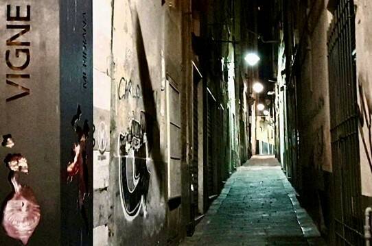 Muore colpito da una freccia nel centro storico di Genova