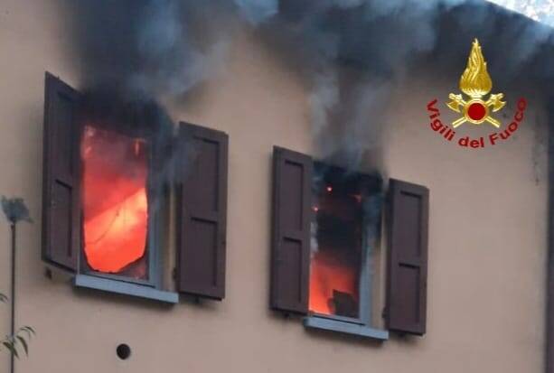 Cavriago, appartamento a fuoco: 81enne portata in ospedale