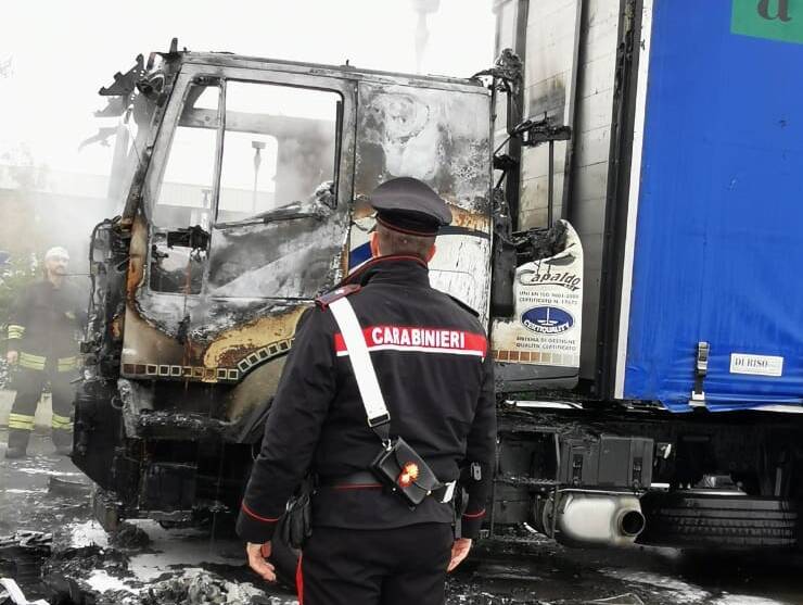 Novellara, camion a fuoco: distrutta la cabina