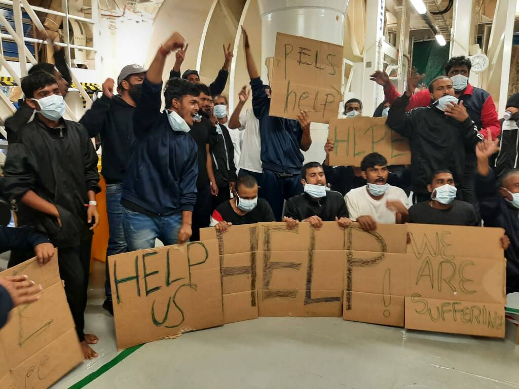 Urla e cartelli dai naufraghi migranti della Geo Barents: “Help us”