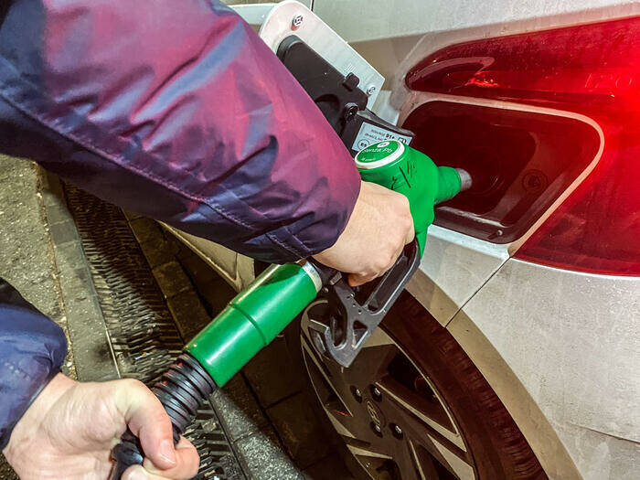 Il governo interviene contro il caro benzina: i distributori devono esporre il prezzo medio nazionale