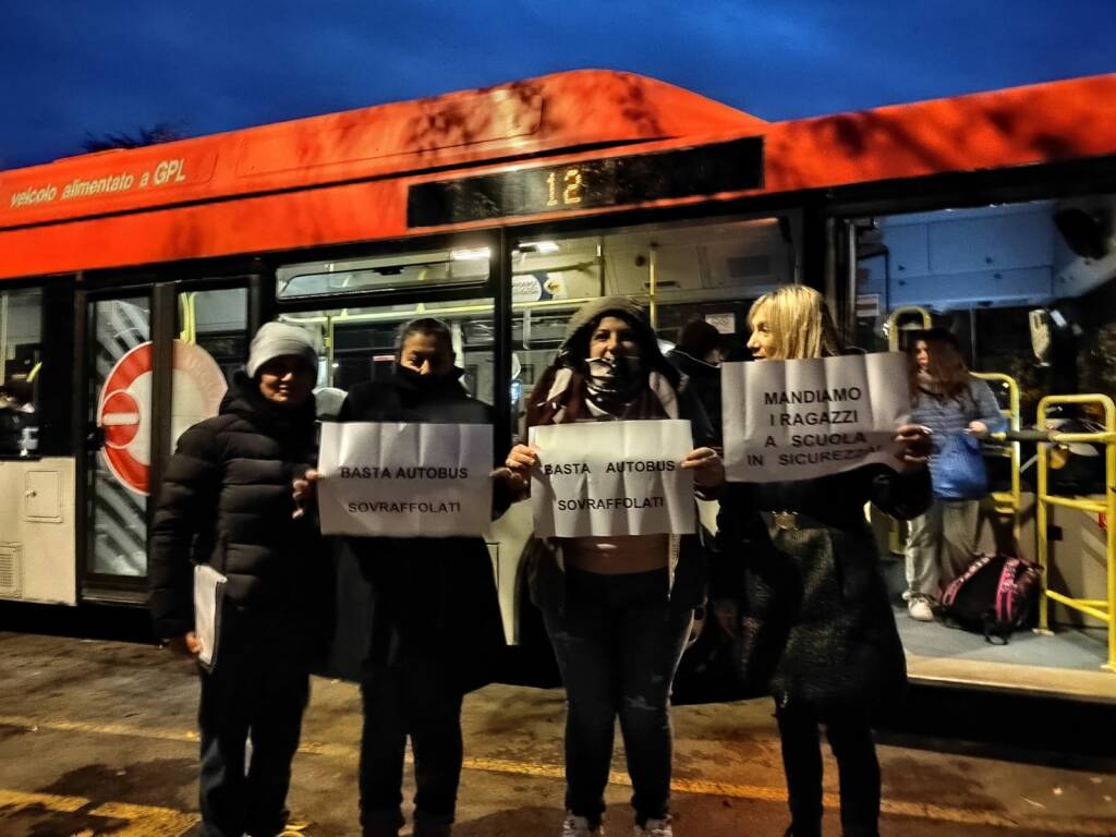 Disagi sugli autobus a Roncocesi e Cavazzoli: si raccolgono firme