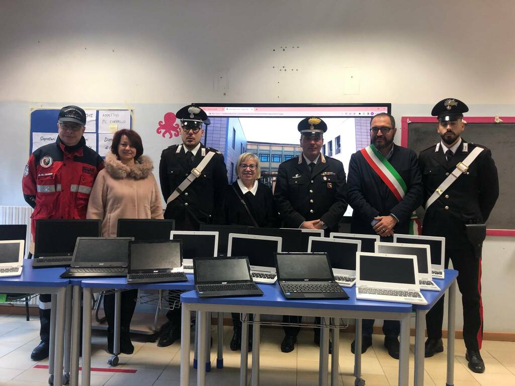 Rubiera, i carabinieri restituiscono alle scuole 21 computer rubati