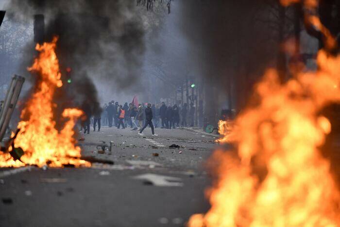 Parigi, continua la protesta dei curdi: nuovi scontri tra manifestanti e polizia