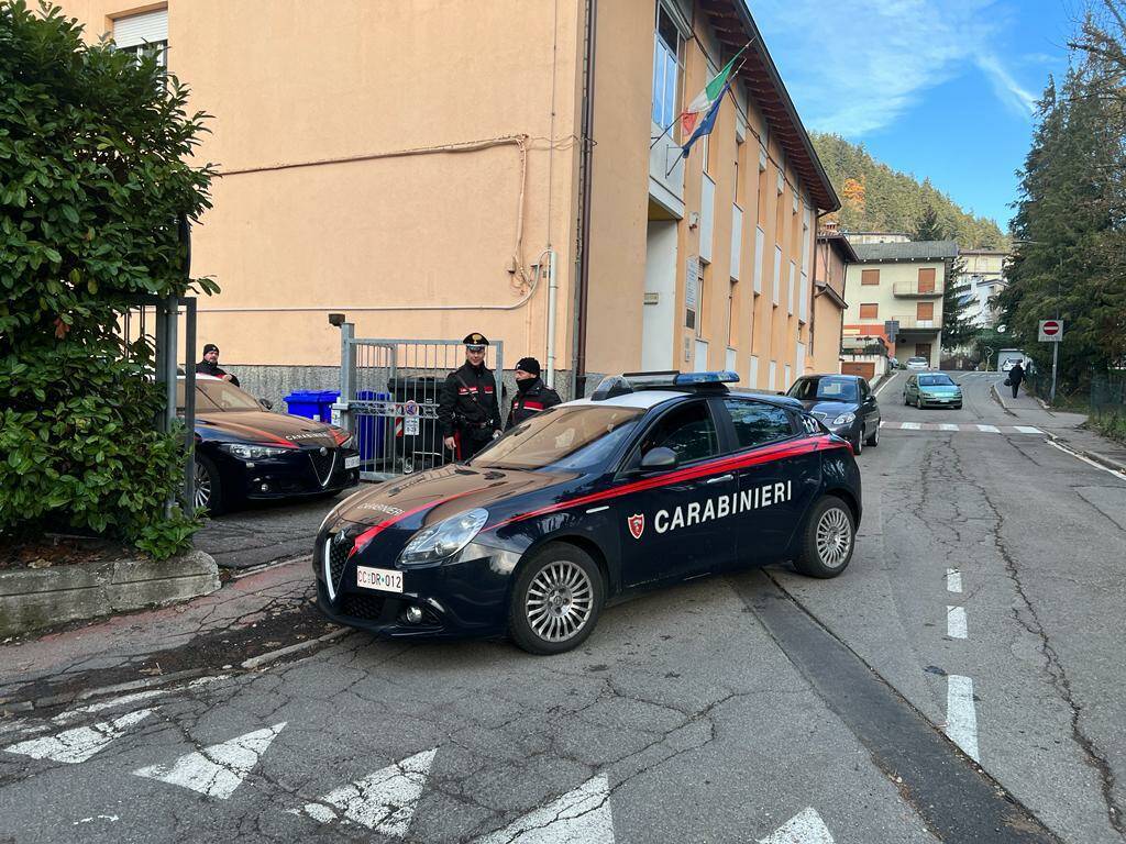 Castelnovo Monti, carabinieri e cinofili nelle scuole: spunta della marijuana