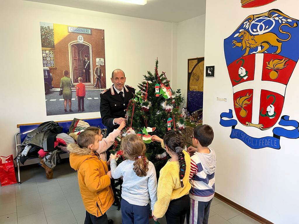 Gattatico, bambini in caserma per aiutare i carabinieri a fare l’albero