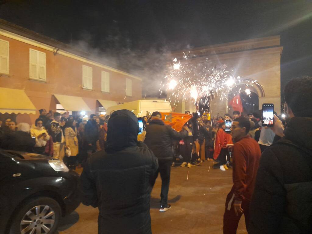 La festa dei marocchini dopo la vittoria contro la Spagna