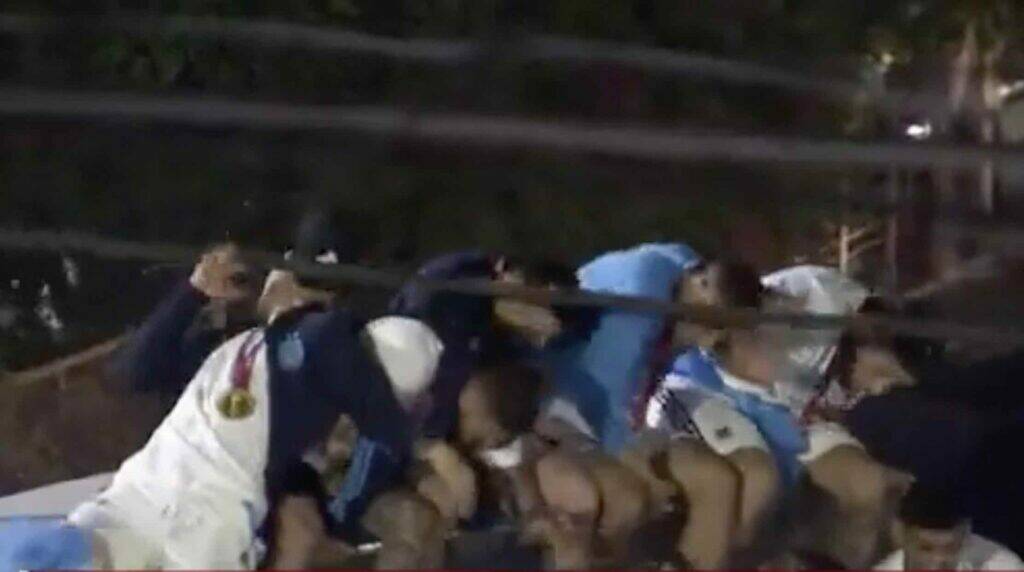 Messi quasi decapitato da un cavo sul bus scoperto dell’Argentina
