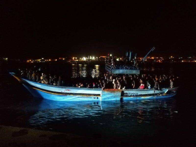 Lampedusa, sbarcano 33 migranti da una nave ong: altri 509 in attesa di un porto