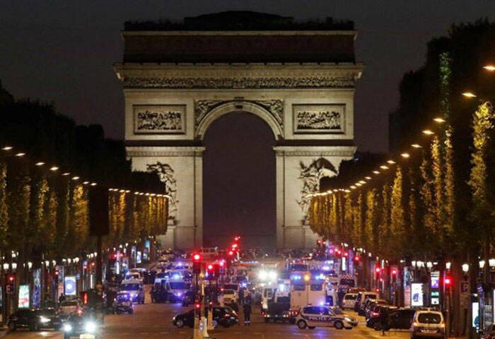 Spari nel centro di Parigi, tre morti: arrestato un sospettato