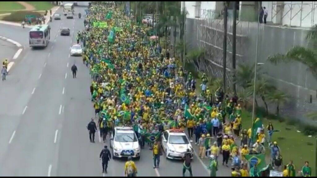In Brasile centinaia di arresti per l’assalto al Parlamento, Bolsonaro si difende. Meloni: “Immagini inaccettabili”