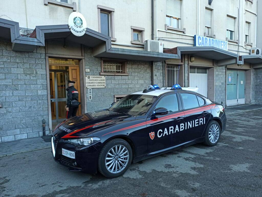 Minacce, offese, calci e testate ai carabinieri: arrestato