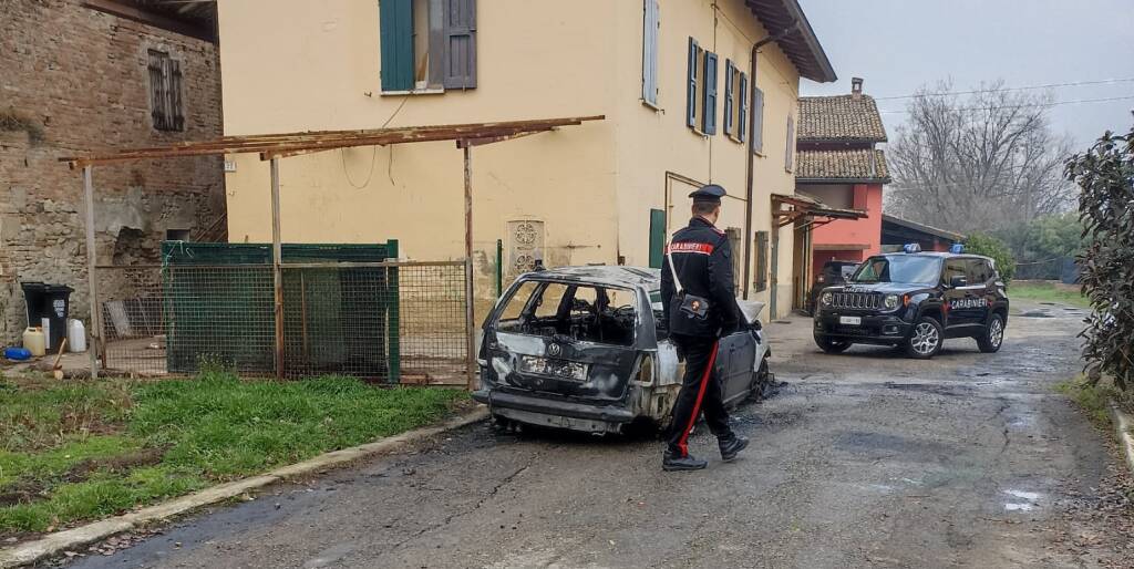 Auto distrutta dalle fiamme nella notte a Quattro Castella
