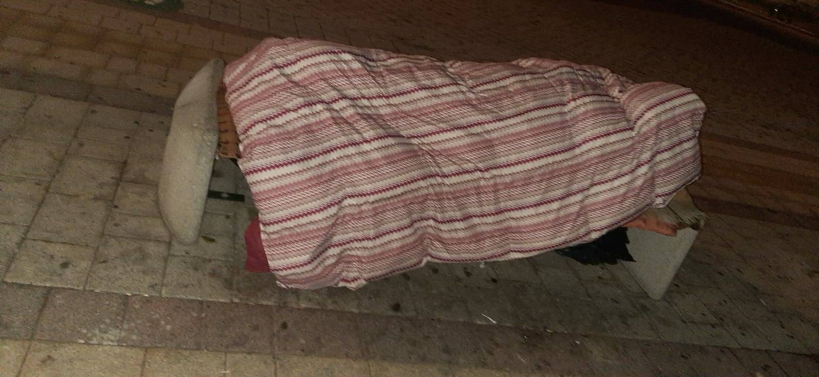 “Buttate le coperte e i sacchi a pelo dei senzatetto in stazione”