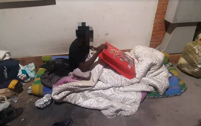 “Buttate le coperte e i sacchi a pelo dei senzatetto in stazione”