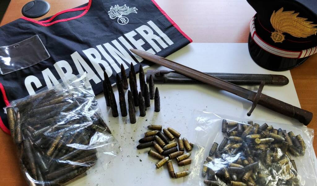 Baionetta e munizioni in casa, denunciato un 35enne