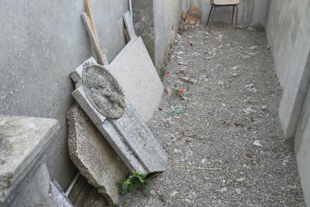 Castelnovo Sotto, il degrado dei cimiteri a Cogruzzo e Meletole